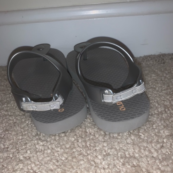 Toddler girl gray flip flops size 6 - Picture 3 of 3